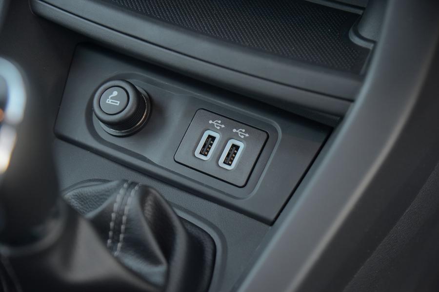 Детали интерьера Ford Figo Titanium 2018 года  (фото 25 из 40)